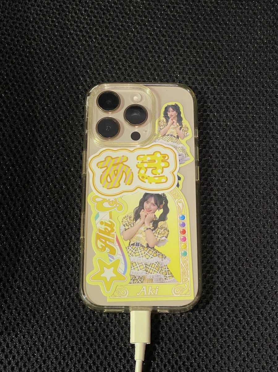 あきちゃんページ スマホの裏側なんてあきちゃんばっかでしょ💛 とってもいい感じ☺️