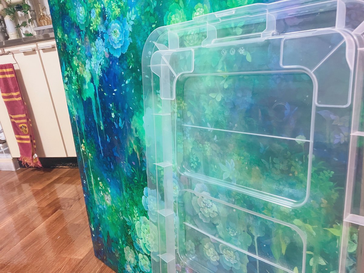 組んだ本棚やカラーボックスを置き、 模様替え中。絵が描きやすい