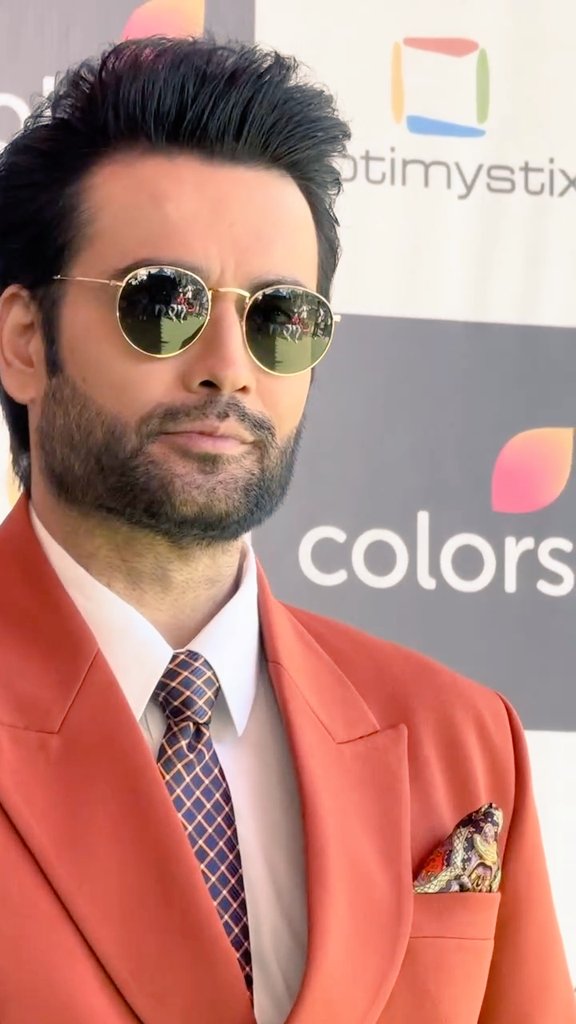 👑 The Unerring King of Style Arrives at LC3 👑
The Vivian Dsena Vogue ❤️😎

The shades, the suit, the confidence... he is the sole definition of The Moment🔥🔥🔥

#VivianDsena 
#VDians 
#LaughterChefs
 #LaughterChefs3