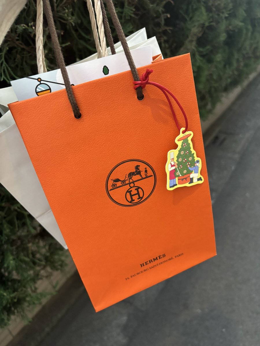 顔脱毛のあとすっぴんのまま出掛けたら、思いがけず出会えたので久々に購入🍊

ホリデー仕様のチャームつけてくれた🎄