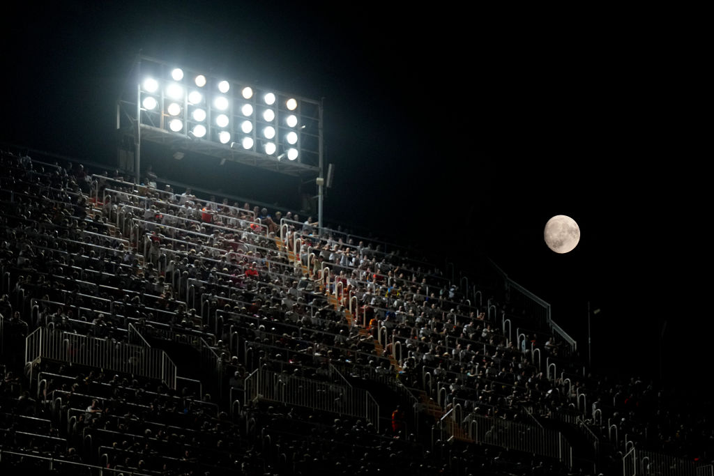 💔 "Que yo me acuerdo todavía de cuando te besaba
La cago, vuelvo a tiritar
Que no, que ha sido un momentito solo de bajada
Que aquí no pasa nada"...