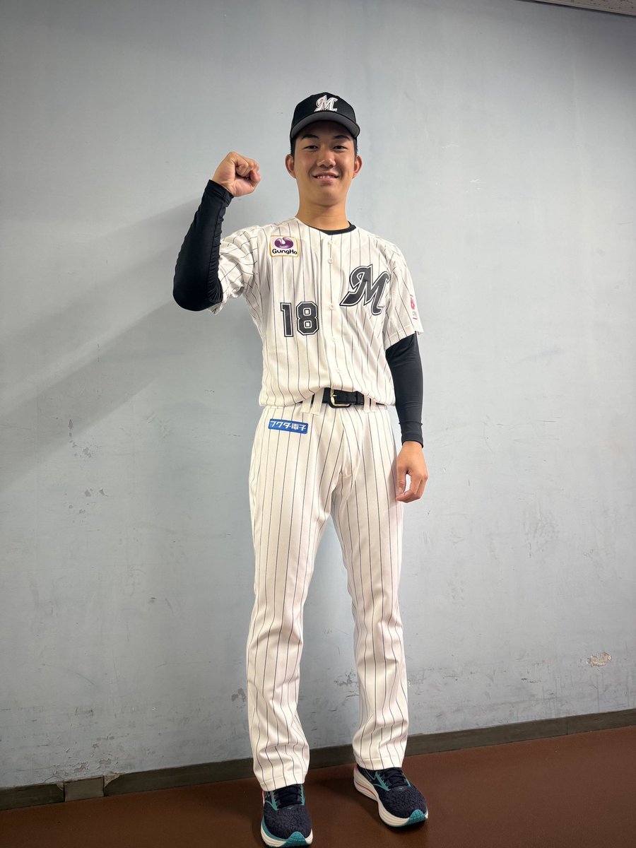 自分のユニホームに初めて袖を通した #石垣元気 投手。 「似合ってます