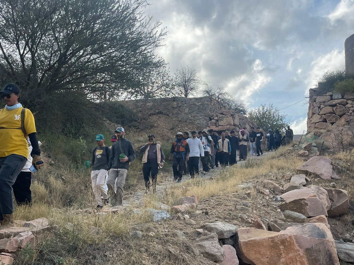 مكتب وزارة الرياضة بالطائف وبالتعاون مع المركز الوطني للغطاء النباتي والتشجير ومكافحة التصحر ينظمان هايكنج وادي المخاضة بالشفا بمشاركة مايزيد عن 70  طالب من جامعة الطائف ومنسوبي ناديي وج وعكاظ.