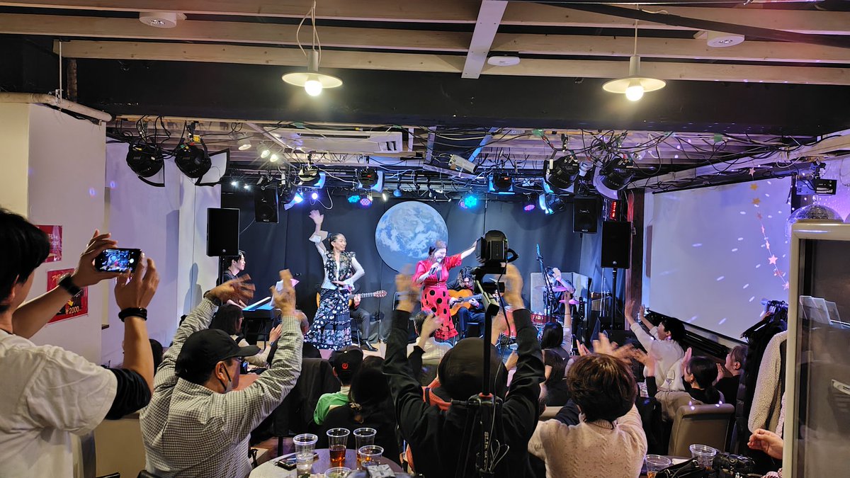 kanda_apollo's tweet photo. 去る12/5アポロに於いて
「#ラ・モエコ」さんによるフラメンコライブ「VENTE CONMIGO」が行われました。

ご来場頂いた皆様有難うございました☆素晴らしい演奏とその世界観、御堪能頂けましたでしょうか☆
会場一体になるフラメンコ・ポップス。「初体験」の皆様からも沢山の反響を頂きました❗️(→続) https://t.co/OxlZD5qPrG