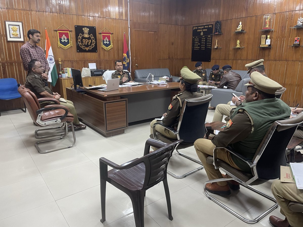 dcpcentrallko's tweet photo. #DCP_CENTRAL_LUCKNOW
#क्राइम_मीटिंग 
@dcpcentrallko द्वारा मध्य जोन के #ADCP_CENTRAL व तीनों सर्किल के #ACP's व सभी #SHO's के साथ क्राइम मीटिंग कर अपराध की रोकथाम, लंबित विवेचनाओं के निस्तारण,महिला सुरक्षा एवं अन्य आवश्यक दिशा-निर्देश दिये गये ।
@lkopolice
@LkoCp 
@LoJcp https://t.co/1Mse9wBklr