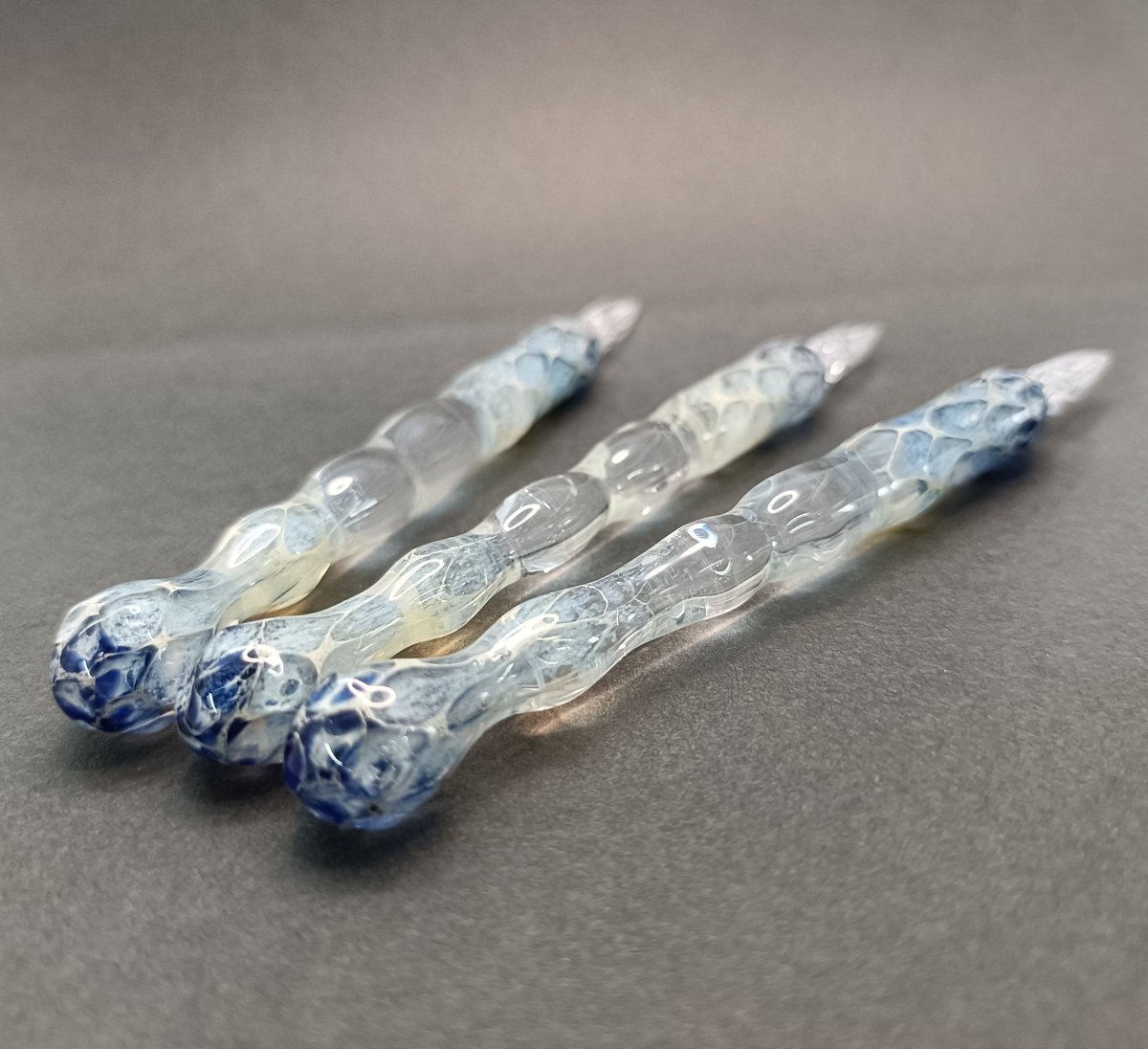 Isana55Studio's tweet image. ミッドナイトブルーのうみそら
聖なる夜に〜☃️🎄

優しい光に照らされた雪降る夜の
イメージです。
写真では伝わらない優しい
きらめきをみにきてね。

A Space Walk 2025 Winter TOKYO
-Christmas Party-

#宇宙遊泳 クリパ
#dippen
#WinterNight
#ガラスペン
#SilentNight