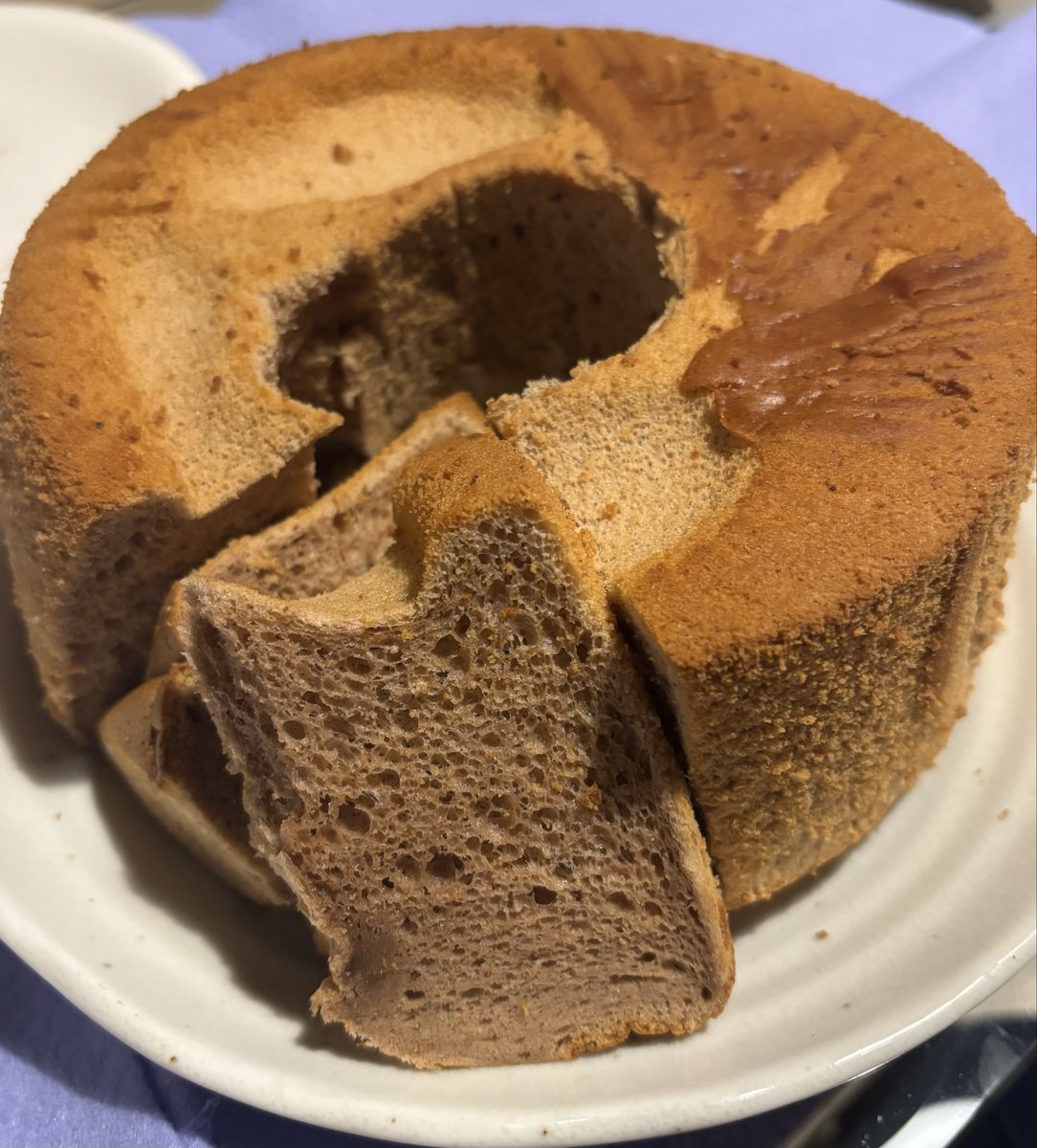 hitomoki1's tweet photo. 今回はココアのシフォンケーキ！
そこそこ良い出来になったかな。
いただきます！ https://t.co/t6DKcp2BlK