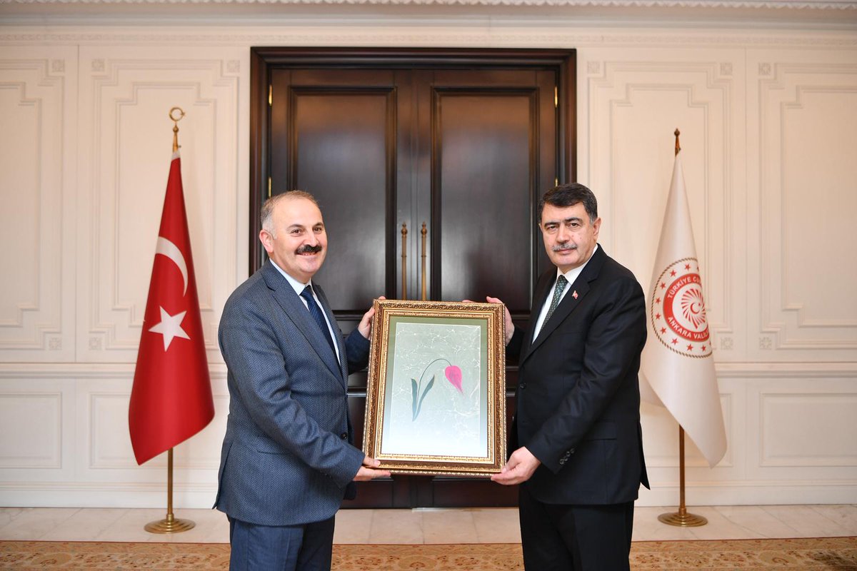 🔵 Ensar Vakfı Başkanı Dr. Şener Ağaç ve Heyeti, Ankara Valisi Vasip Şahin'i Ziyaret Etti

Ensar Vakfı Başkanı Dr. Şener Ağaç, beraberinde mütevelli heyeti üyeleri Kerim Aytekin, Feyzullah Kıyıklık, İsmail Şirin ile birlikte; Ankara Şube Başkanı Bayram Baş ve şube yönetiminden