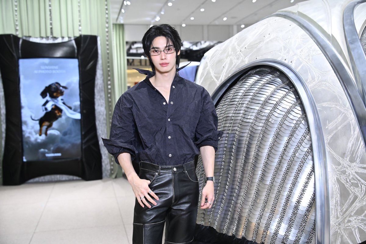 woopmag's tweet image. IICOMBINED (THAILAND) ชวนเหล่าคนดังร่วมเปิดแลนด์มาร์กแห่งโลกแฟชั่น สัมผัสประสบการณ์สุดเอ็กซ์คลูซีฟใน “HAUS NOWHERE BANGKOK GRAND OPENING” พร้อมชมสโตร์ “TAMBURINS” แห่งแรกในเอเชียตะวันออกเฉียงใต้ และสโตร์ “GENTLE MONSTER” ที่ใหญ่ที่สุดในประเทศไทย ณ ไอคอนสยาม
 
#hausnowherebangkok…