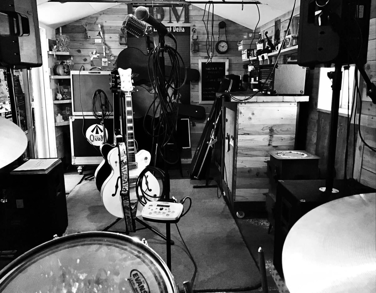 Tonight, we knock up a ‘scratch’ track of guitar, bass and vocals for our next release. This enables the drums to have a guide for when we record proper!
It all starts tonight for our next release.
#newrelease #Llanrwst #3pieceband #supportlocalmusic #NorthWales