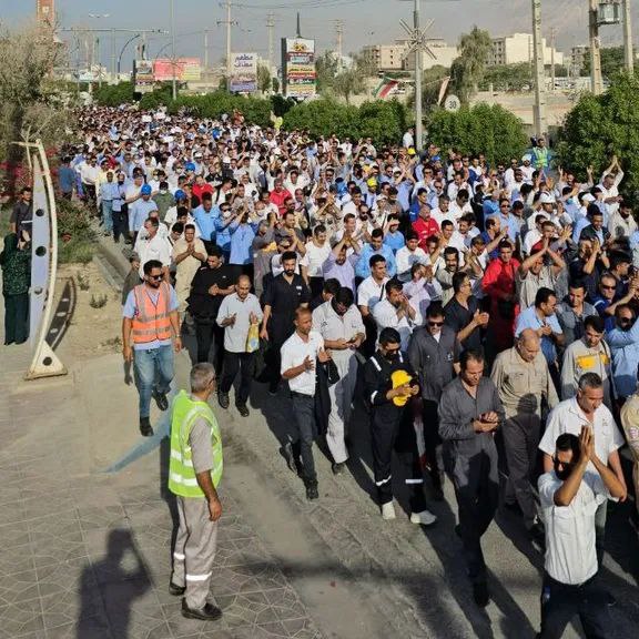 🚨اعتصاب گسترده کارگران در پارس جنوبی؛ ۱۲ پالایشگاه فلج شد/ روز سه‌شنبه ۱۸ آذر، دست‌کم پنج هزار کارگر پیمانی در ۱۲ پالایشگاه پارس جنوبی در عسلویه اعتصاب کردند. این اعتراض با وجود تهدیدها و فشارهای گسترده علیه کارگران، ابعاد کم‌سابقه‌ای پیدا کرده است. کارگران با عدم حضور در محل