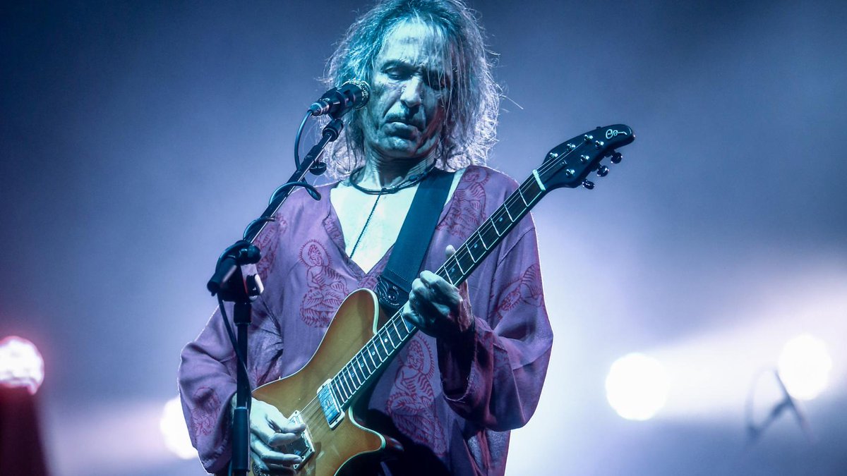 Día gris. Acabo de conocer la triste noticia del fallecimiento de uno de mis máximos referentes musicales. Un mito del rock y de la música en general. Robe, Dejas un vacío imposible de llenar porque no habrá otro como tú. Diferente, personal, sensible... Descansa en paz que mis