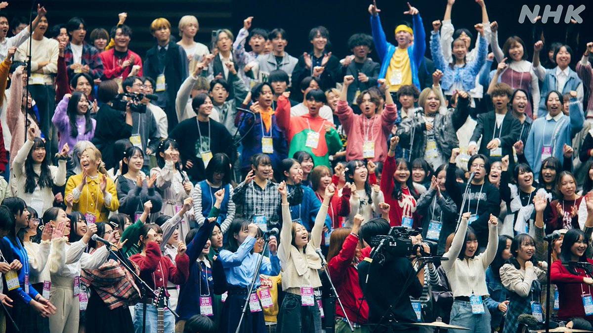 nhk_18fes's tweet photo. #Vaundy18祭
スタッフレポ（1/5）

ステージを囲む1000人。
初めて集まったのに、強烈な一体感。

この空気がどんなステージを生んだのか・・・
放送でご確認ください👀

📺12月23日（火）夜10時
#NHK18祭 #Vaundy #呼び声 https://t.co/SVqGxbcZx1