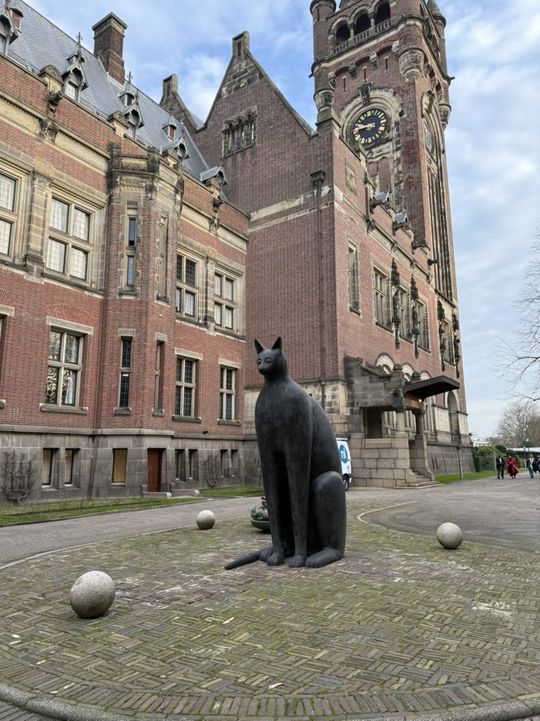Très heureuse et honorée d’intervenir à la conférence internationale « Femmes et paix. Dans les pas de Betha Von Suttner » au Palais de la paix à La Haye.