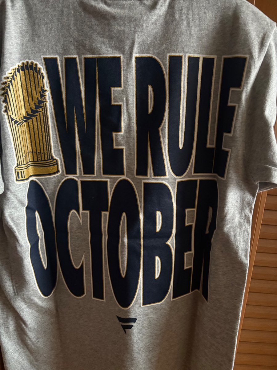 Love__Infinity's tweet image. 今年の自分へのご褒美はこれ！
今年も楽しませてもらったドジャースの優勝の思い出に🏆
シャンパンファイトの時にメンバーが着ていたTシャツ👕
もったいなくて着れないかもしれない💞

#ドジャース #シャンパンファイト