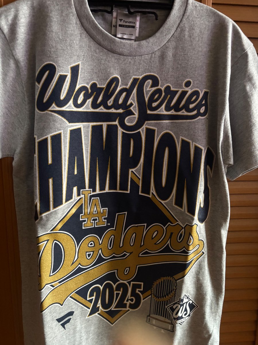Love__Infinity's tweet image. 今年の自分へのご褒美はこれ！
今年も楽しませてもらったドジャースの優勝の思い出に🏆
シャンパンファイトの時にメンバーが着ていたTシャツ👕
もったいなくて着れないかもしれない💞

#ドジャース #シャンパンファイト