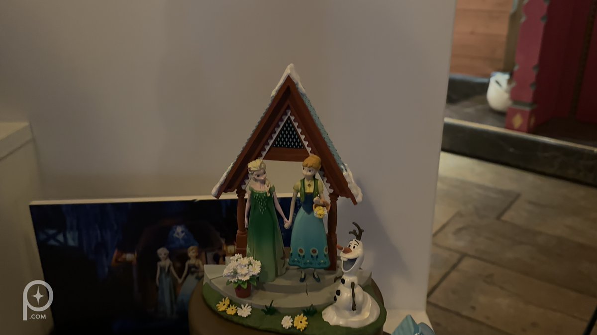 2 items based the Frozen Ever After attraction at World of Frozen. The first one is the clocktower from the entrance to the attraction, the second one is based on one of the scènes in the attraction.
#disneylandparis #worldoffrozen #frozen #disneyadventureworld #DLP