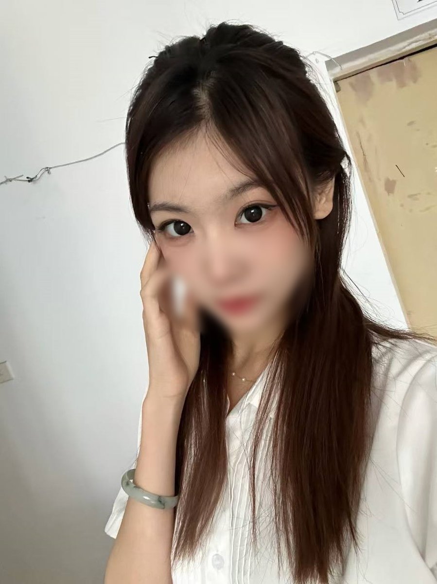 #上海 23岁，外表温柔乖巧，私底下是标准的反差哦，喜欢调皮捣蛋的乖巧宝贝，懂得享受被支配的乐趣。如果你也是有点小M倾向的，能配合我的小兴趣，那就留言我吧，期待一个默契的小伙伴。