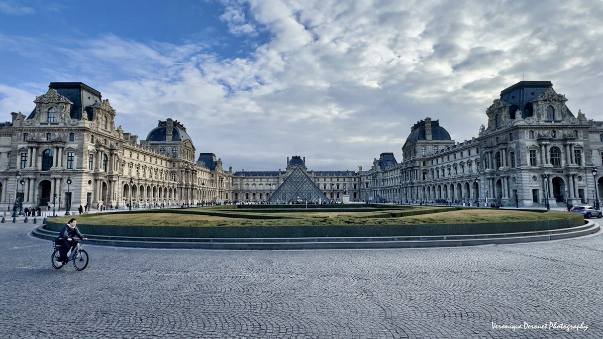 🇫🇷 Musée du Louvre 
Paris 
Veronique Derouet 12/2025
#france #museedulouvre #louvremuseum #paris #streetphotography <a href="/ThePhotoHour/">#ThePhotoHour</a>