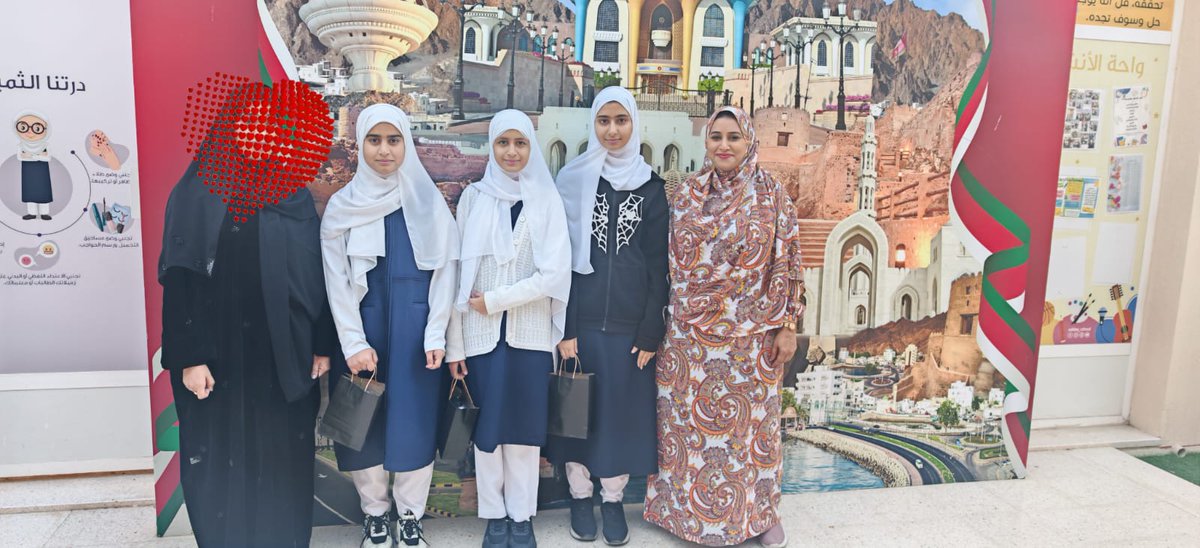 تكريم الفائزات في مسابقة اينشتاين الصهباء لطالبات الصف العاشر تحت إشراف أسرة الفيزياء