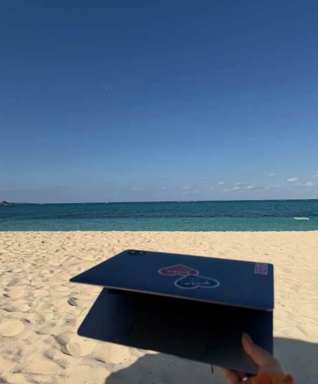 Zaicsxero's tweet photo. 今日のベストワークスペース🌊
海辺で仕事するなんて、最高に気持ちいい！
#沖縄 https://t.co/Lpoa7SauGZ