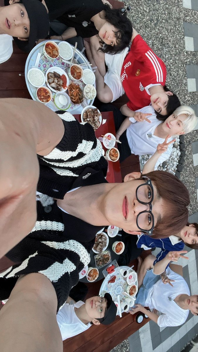 슬픔도 사랑도 함께 나누며 성장한 세븐틴이 
참 좋다..🥺