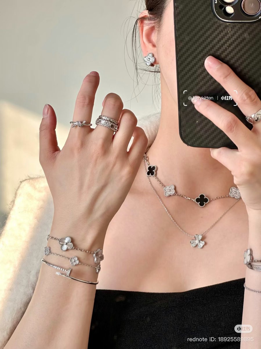 VCA🍀× Cartier🐆×Tiffany🩵×CHANEL©️

こんなに色んなブランドをたくさんつけててもアクセ同士が喧嘩せずに、お互いを輝かせ合ってて素敵すぎる🥹🫧

Wishlistに入れたいものばっかり…👉🏻👈🏻