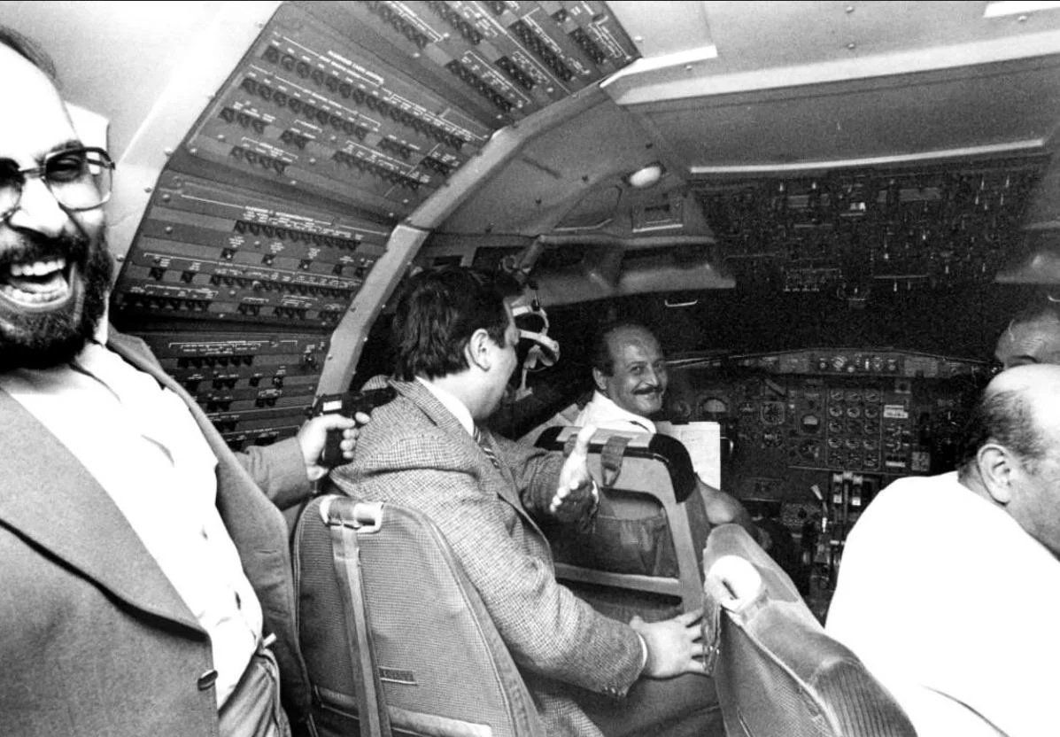 informative_Dia's tweet photo. A real photo from the hijacking of a Turkish Airlines flight from Munich to Ankara. 1980 https://t.co/jyWZ1kiKYR