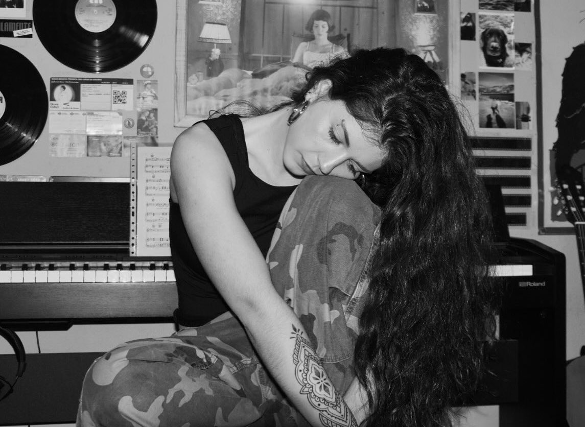 CLOE RIEMBAU debuta amb el single “La primavera” underground.cat/2025/11/26/clo…