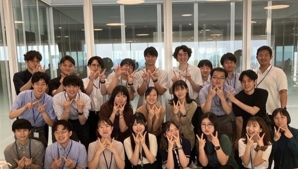 omron_digital's tweet photo. ODCでは社員同士が知識やアイデアをシェアする「みんなのWebinar」を毎月開催しています。
社員紹介から最新技術まで、毎回新しい発見があります！
写真は社員紹介テーマの際に撮影した運営メンバーと新入社員😊
若手が企画・運営するこの場は、先輩や同僚とのつながりが広がるチャンスにも！ https://t.co/cu7V2JRYeb