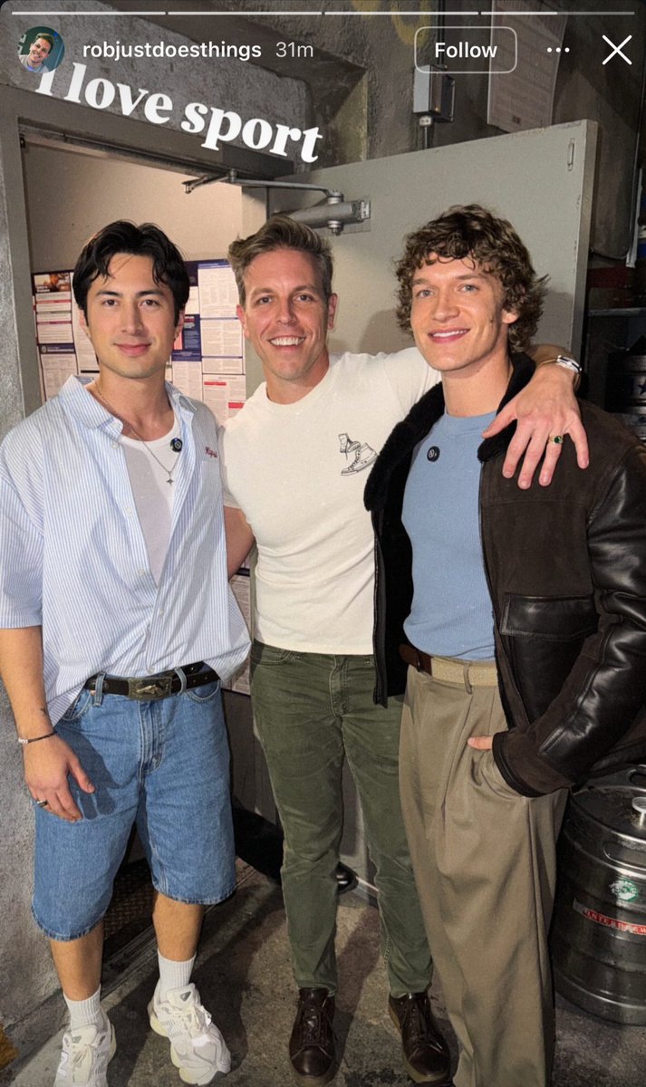 H_R_Updates's tweet image. Hudson and Connor made a surprise appearance at gay sports bar's trivia night! #heatedrivalry