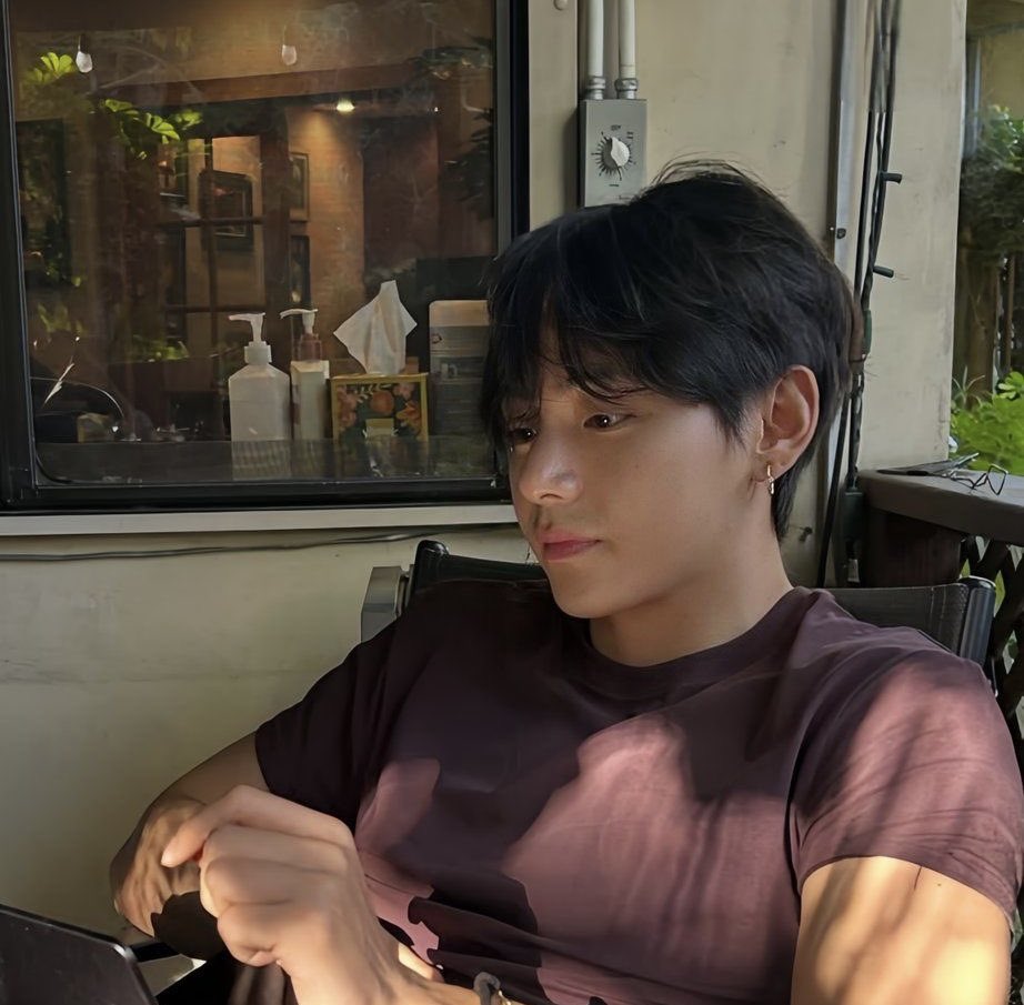 JEONBYULS's tweet photo. #taekookau

in which jeongguk hides out at a bookstore to escape his exhausting &amp; never-ending social life.

there, he meets lit major taehyung &amp; their relationship blossoms in ways jeongguk never could’ve imagined.

alternatively: a story about jk finding his fairytale prince https://t.co/QCGYQre1H8