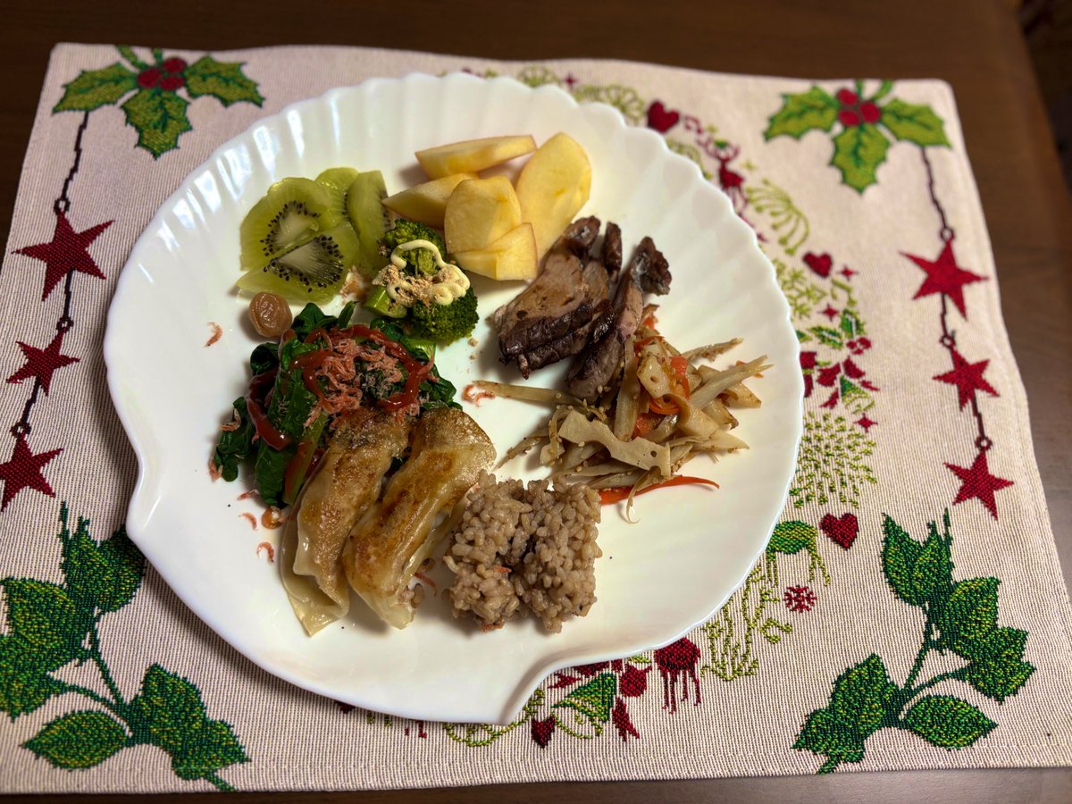 小分けにおかずを作っておくと楽ですね〜

おせち料理も少し🤏

身体に優しい
添加物少なく仕上げ
美味しく
野菜多めに

ハピネスさん
若い方々
パワーと憩いありがとう😊