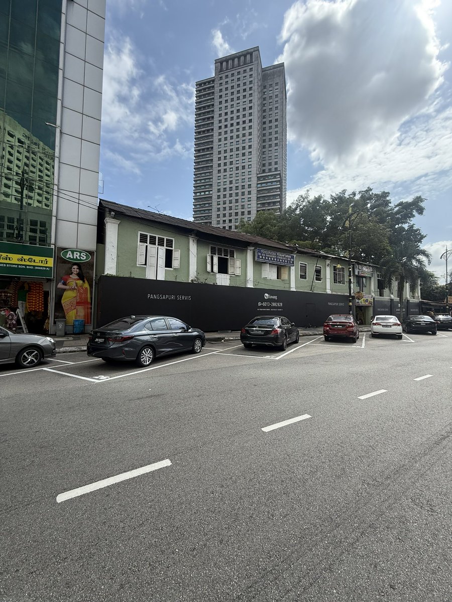 johobaru's tweet photo. Lorong tikus JB dah kena cover untuk pangsapuri servis.

Untuk yg membesar di JB ni, laluan ni pernah jadi jalan pintas dari WAF ke Jalan Trus.

Yang masuk JB utk ‘transformasi’ bando JB ni dan bawa masuk org luar ke JB, jangan lupa senibina, susur2 dan cerita asal Johor Bahru.

Kalau semuanya ‘roboh’ dan buat baru. Johor Bahru dan tak ‘special’

Dulu Johor Bahru lebih ‘advance’ dari bandar lain di Malaysia.

KotaJail siap 1883 dan Pudu Jail 1895 selepas tu.

Hargai warisan kita 😊