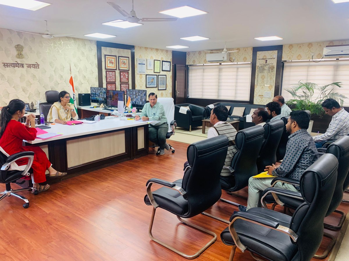 collectorcu's tweet photo. DILR કચેરી ખાતે રેકોર્ડ સ્કેનિંગ કામગીરી અંગે જિલ્લા કક્ષાના અધિકારીઓ સાથે માનનીય જિલ્લા કલેક્ટર શ્રીમતી ગાર્ગી જૈનની અધ્યક્ષતામાં ભવિષ્યના આયોજન અંગે ચર્ચા કરવામાં આવી.

@CMOGuj @InfoGujarat 

#CollectorChhotaudepur #GargiJainIAS https://t.co/DB1CbO9Ire