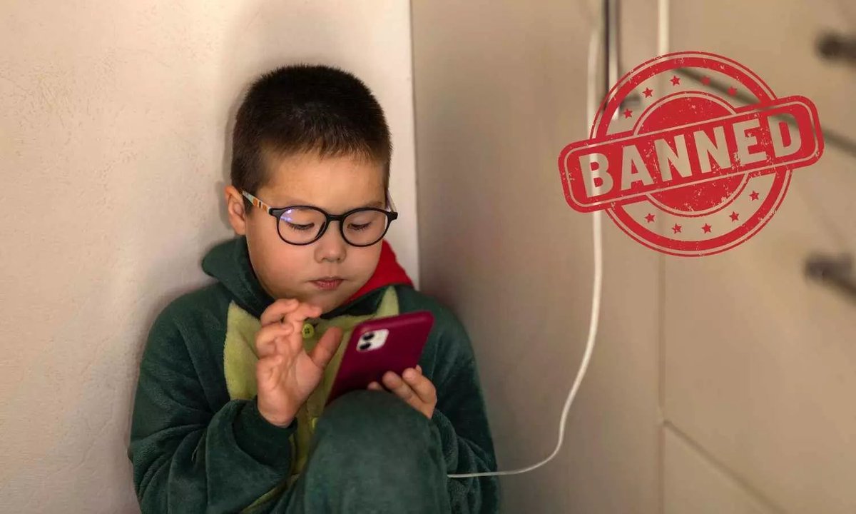 feedmileapp's tweet photo. Australia becomes first nation to ban social media use for children under sixteen starting December 2025.

#feedmile #Australia #SocialMediaBan #ChildSafety #DigitalPolicy #GlobalFirst #TechNews #OnlineSafety https://t.co/HjV0Sk6k5d