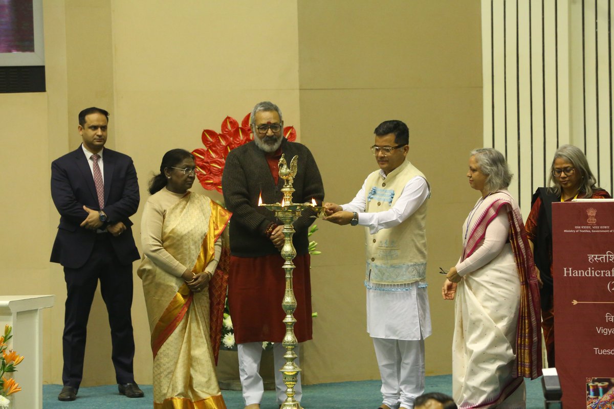 handicraftsdc's tweet photo. At Vigyan Bhawan, the nation honored its finest master artisans at the Handicraft Awards Ceremony. Smt. Droupadi Murmu, Hon’ble President of India, presented the Shilpguru and National Awards. #nationalhandicraftawards #nationalhandicraftweek #handicraftawards #shilpguru https://t.co/Vv0hDCLQ0V