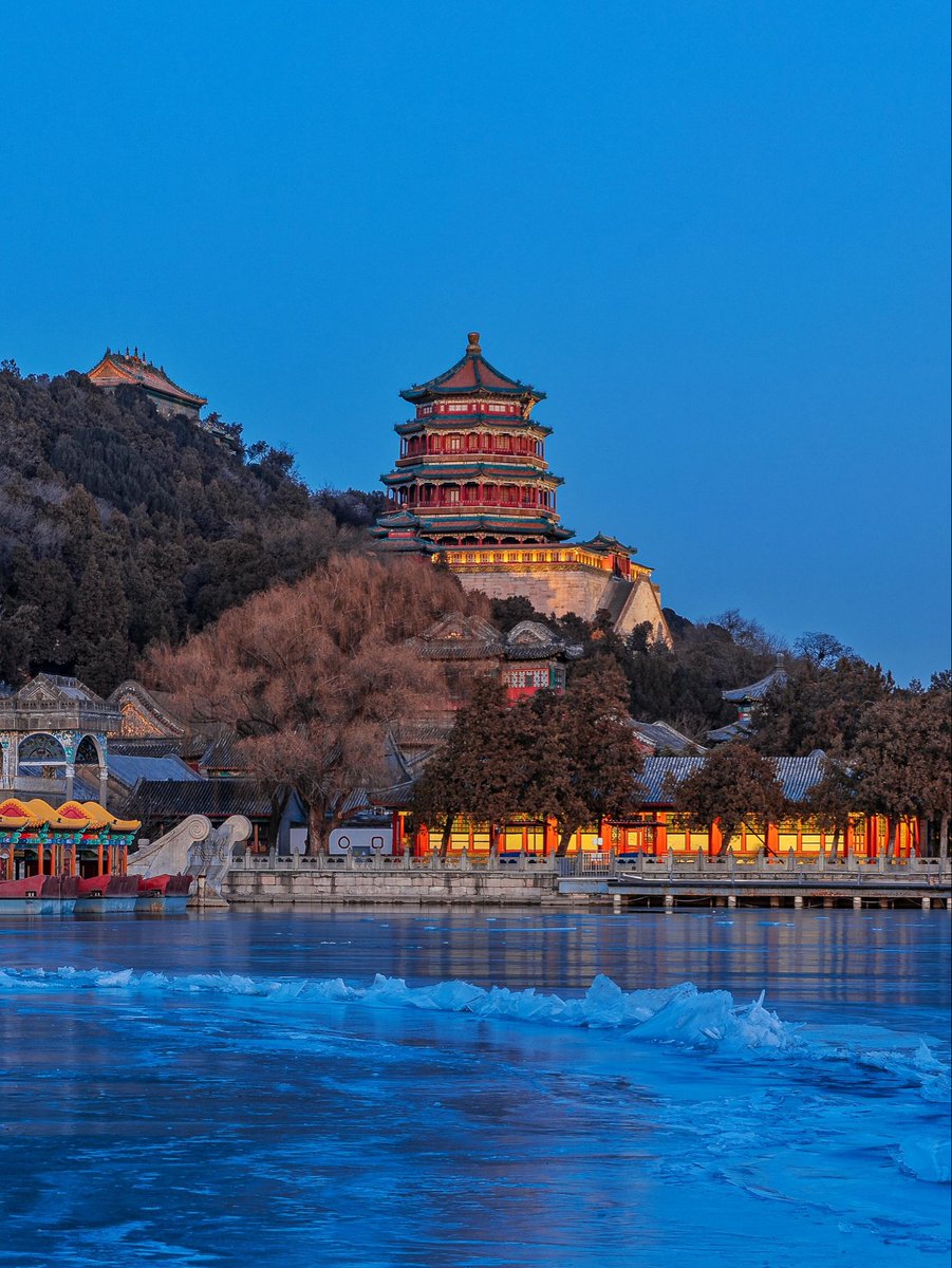 MaxDavid520's tweet photo. 据说这叫克莱因蓝？ 不管叫啥，冬天结冰的颐和园，在夜幕降临蓝调时刻，伴随着佛香��亮灯，这种静谧的感觉谁懂… #雪后颐和园 #邂逅冬日美景 https://t.co/uttQviDUmX