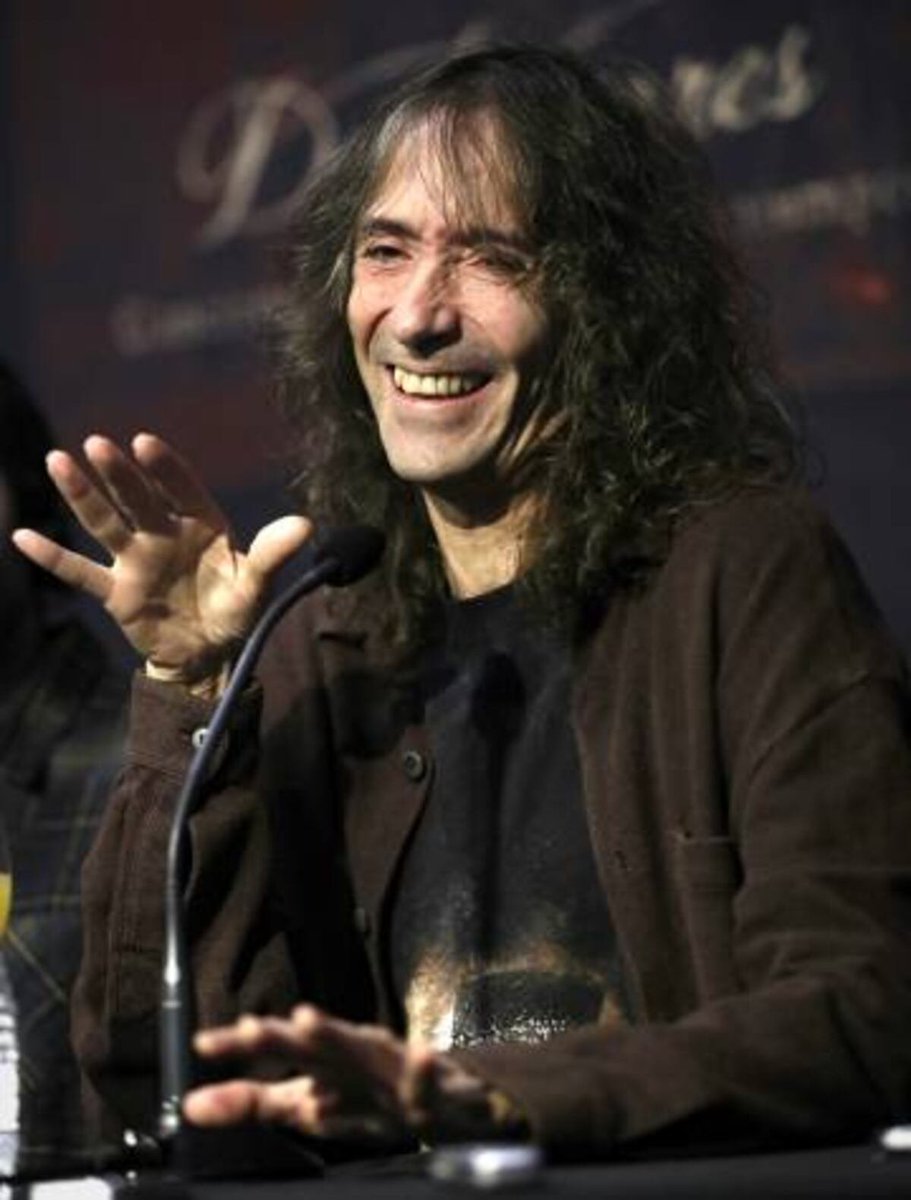 "El mesías sosegado"

Junio de 2017. Circo Price de Madrid

Una de esas felices ocasiones en que tuve la suerte y el honor de ver de cerca a #Robe y escribir sobre él

Cuánta sabiduría descarnada. Cuánta poesía en las aceras. Y qué pronto te nos marchas 

elpais.com/ccaa/2017/06/2…