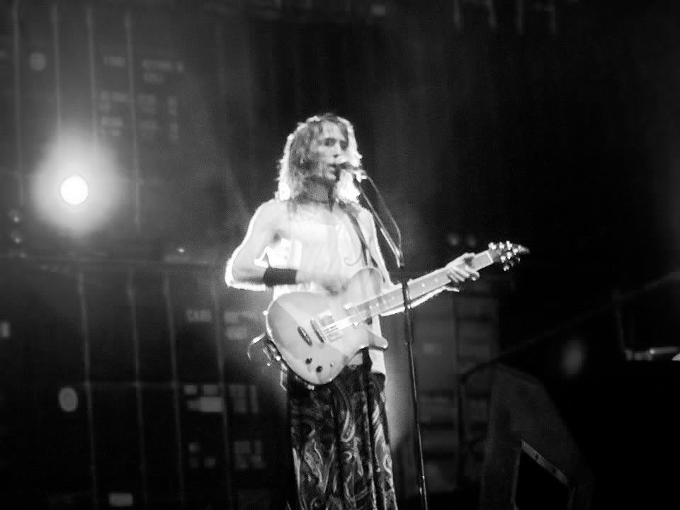 Y qué le importa a nadie cómo está mi alma con tu partida, más triste que el silencio y más sola que la luna, y qué importa ser poeta o ser basura.

Sit tibi terra levis, alma pájaro. 
Hasta siempre, siempre, siempre, Robe.