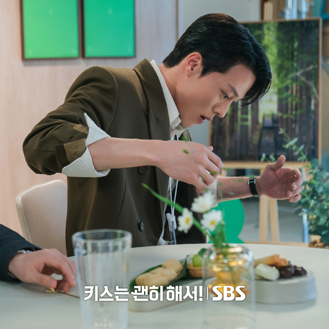 안은진을 마음에 둔 두 남자
장기용 VS 김무준의 불꽃튀는 신경전💘

SBS 수목드라마 <키스는 괜히 해서!>
☞ [수,목] 밤 9시

#SBS수목드라마 #키스는괜히해서
#DynamiteKiss #스틸
#키스는괜히해서스틸 #키괜스틸
#장기용 #안은진 #김무준 #우다비