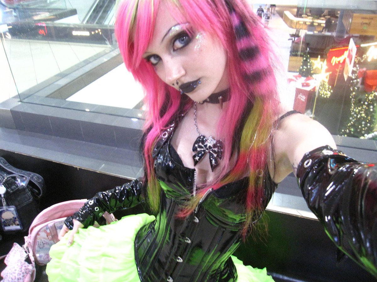 ROSIISWTCHBLADE's tweet image. fine!! yall can see the full fit &amp;gt;:3 #myspace