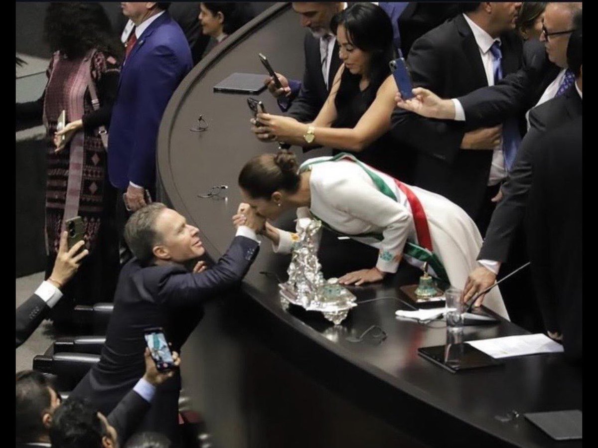 Barbariux_'s tweet photo. Para eso impusieron a @Claudiashein para ser cómplice y/o hacerse de la vista gorda… con razón la vimos rebajarse a besar manos…

#MorenaCuevaDeDelincuentes 
#NarcoGobiernoMorena 
#MorenaEsCrimenOrganizado 
#Represora https://t.co/bWpCXWHO04