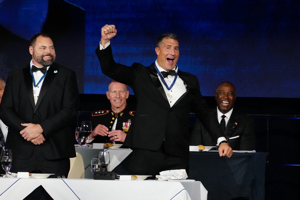 CalFootball's tweet image. Honoring a college football legend 🏆🐻

Congratulations to @alexmack51 , who was celebrated at the @NFFNetwork College Football Hall of Fame induction ceremony tonight!

#GoBears