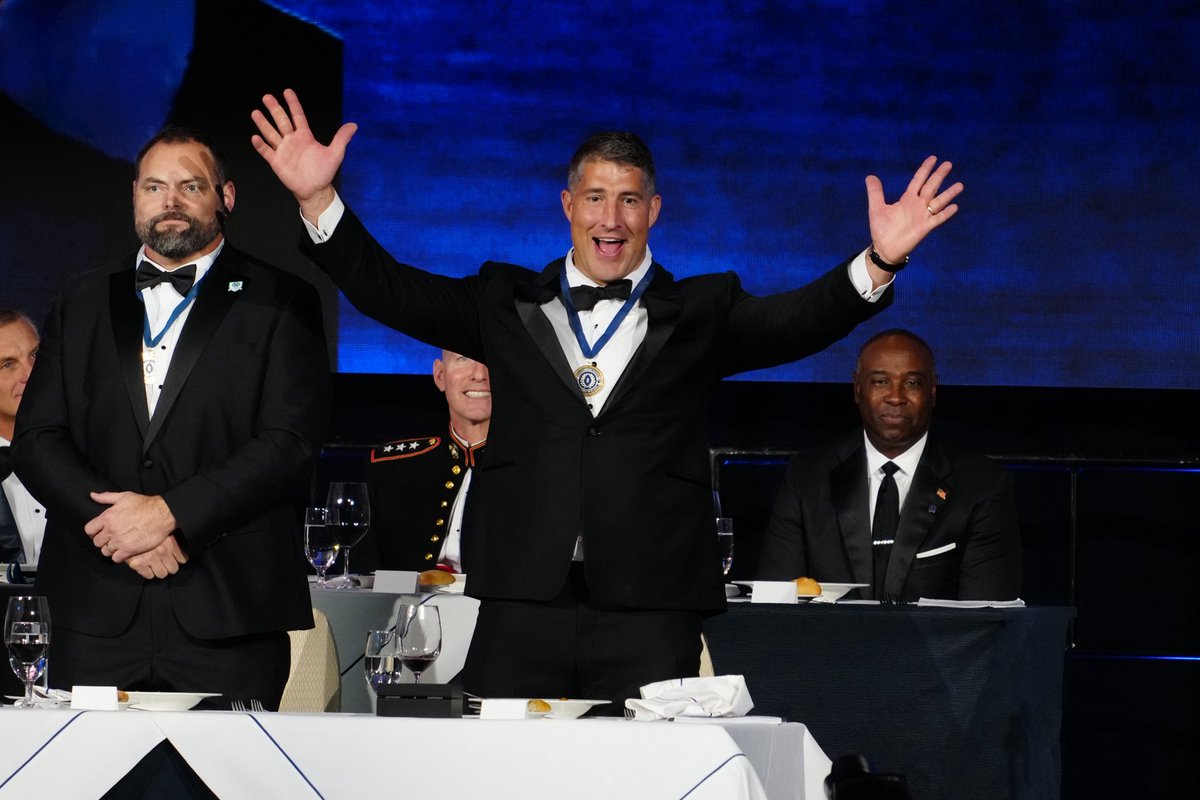 CalFootball's tweet image. Honoring a college football legend 🏆🐻

Congratulations to @alexmack51 , who was celebrated at the @NFFNetwork College Football Hall of Fame induction ceremony tonight!

#GoBears