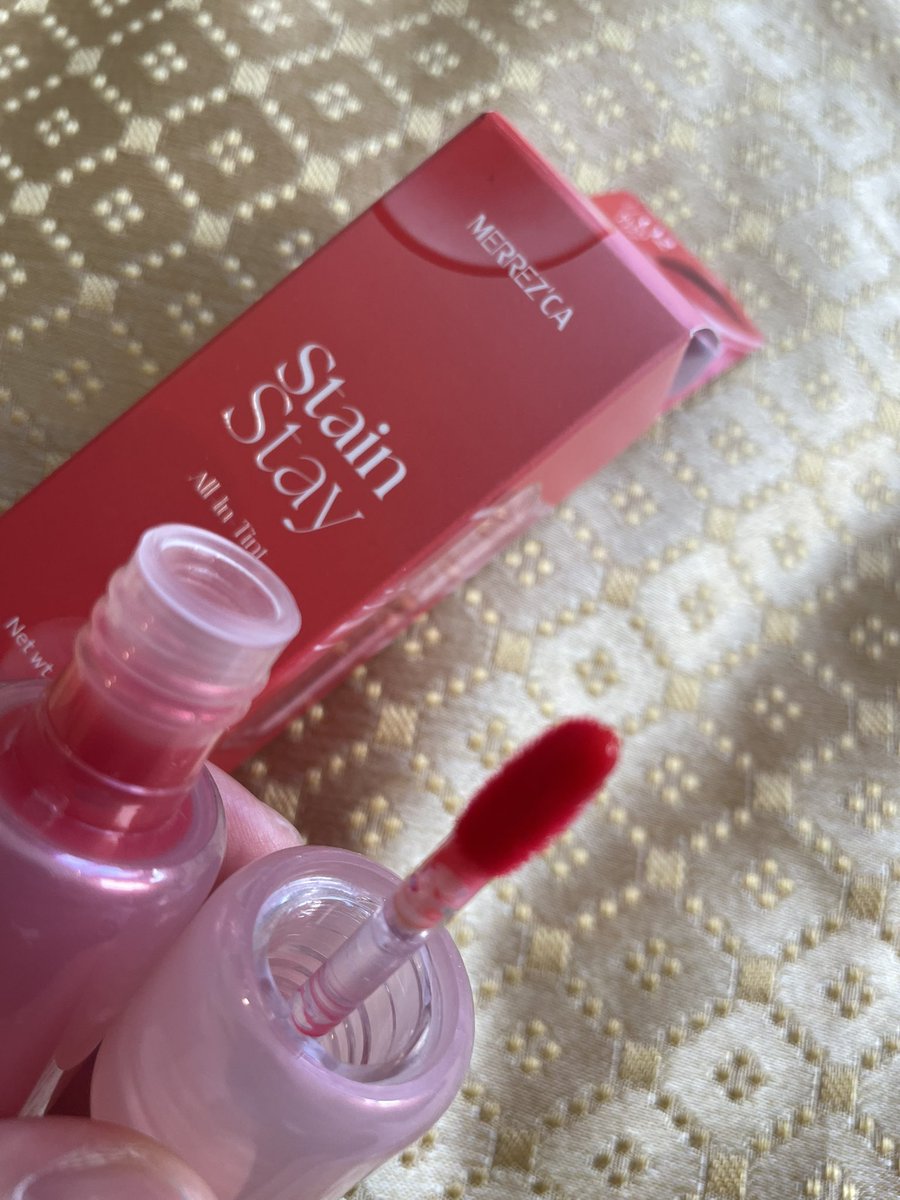 ทุกคน !!! จุมม่าไปเกาหลีมา แล้วอากาศแห้งมาก ใช้ทิ้น ￼Merrezca Stain Stay All-in-Tint ลิปทิ้นท์เนื้อเจล สัมผัสแบบน้ำ บางเบา สีชัด ติดทน สี 02 สีจะออกชมพู ทาแล้วหน้าโครตสดใส กลิ่นหอมมาก เติมได้เรื่อยๆเลย  สีสวยทาแล้วหน้าสดใสขึ้นเยอะ จุมม่าปลื้มมาก ไปจัดด่วน #สองอาจุมม่าบ้าของกิน