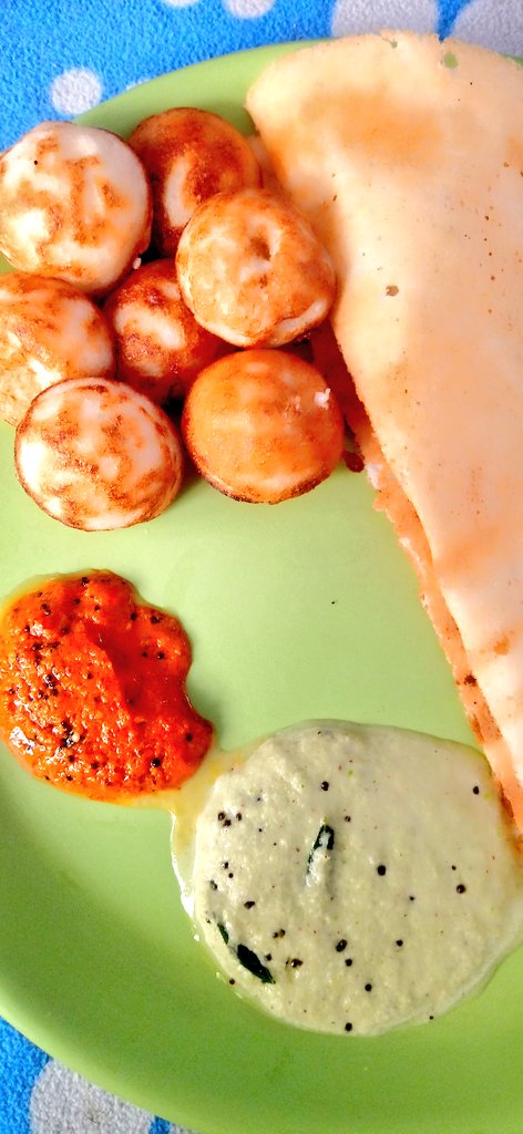 BeHapppiee's tweet photo. Golden-crisp paniyarams paired with a soft, crispy dosas served alongside two dips: a bright red-chilli chutney and a cool coconut-curry-leaf chutney.
😍😋
#ChefSol #Brunch
#சோறுதான்வாழ்க்கை https://t.co/Y4tDwtB0Tu