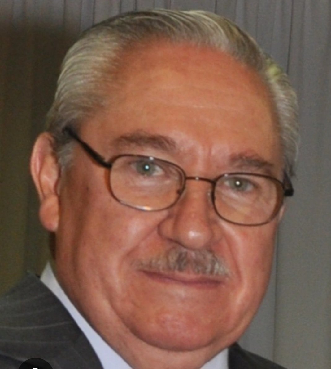 Querido Pablo Rodriguez Grez, fuiste un hombre tremendamente importante, caballero, correcto, valiente y por sobre todo un hombre muy DECENTE, de los que hoy ya no existen
Q.E.P.D. Un justo descanso en compañía de Jesucristo, gracias a un grande de los grandes