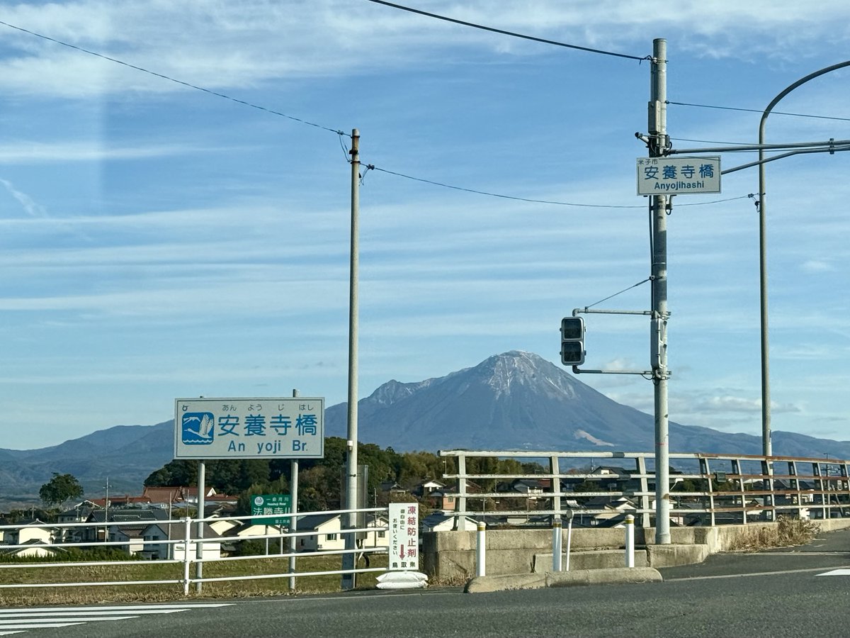 #大山 #イマソラ
信号待ちで良い気分になれる故郷🚥

#米子市