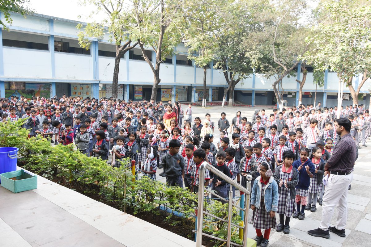 avnlofmkpro's tweet photo. A seminar on reducing single use plastic was conducted at Kendriya Vidyala, Eddumailaram  highlighting the need to switch to alternatives.
 Students and Staff actively participated, pledging to minimize plastic consumption. https://t.co/fzTr8vbSl6